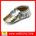 wholesale custom the cheapest gold and silvery cow leather tassels girls knit boots for baby